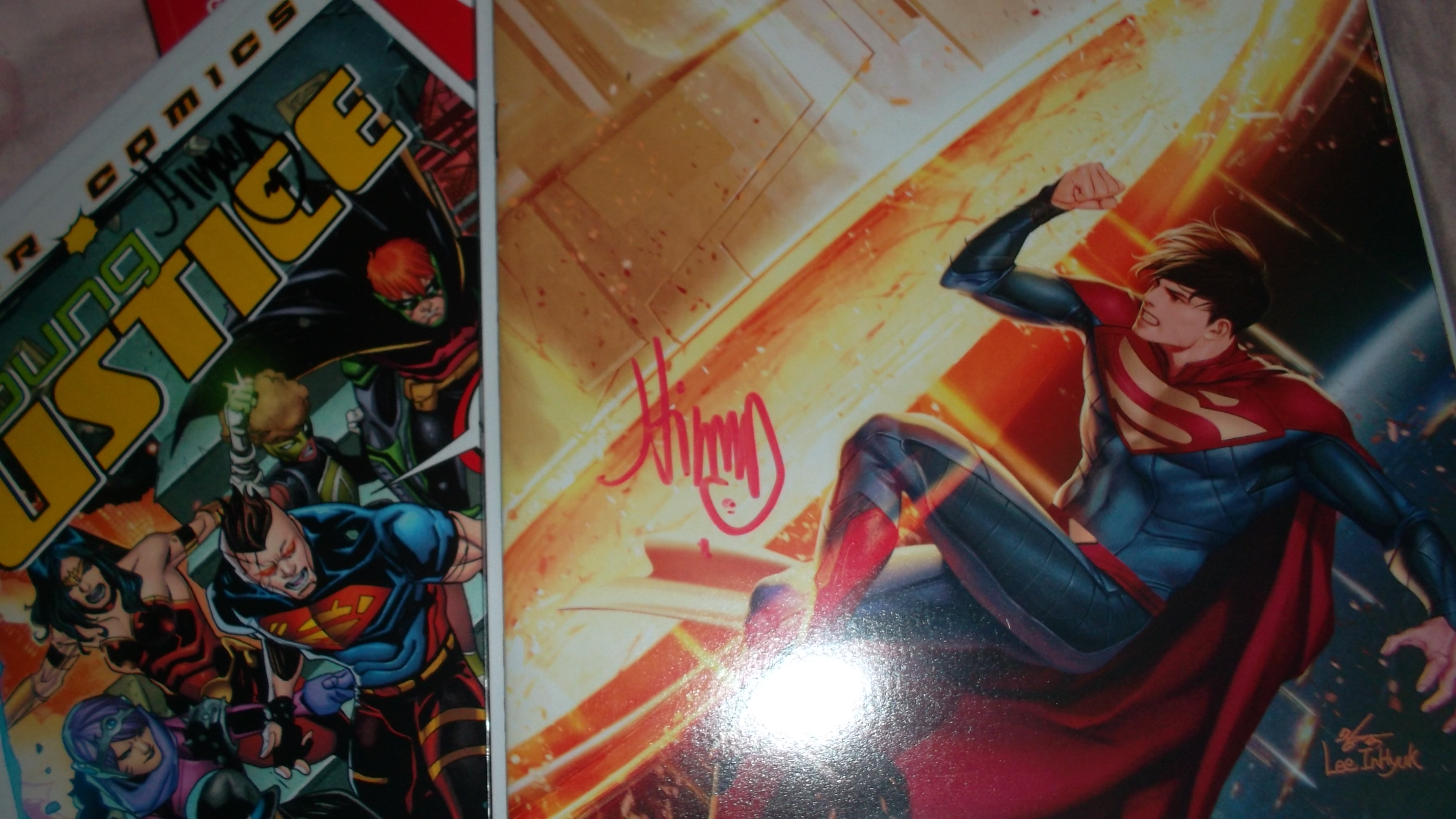 foto de comic de Young Justice 2019 y Superman Son-of Kal-El firmado por John Timms