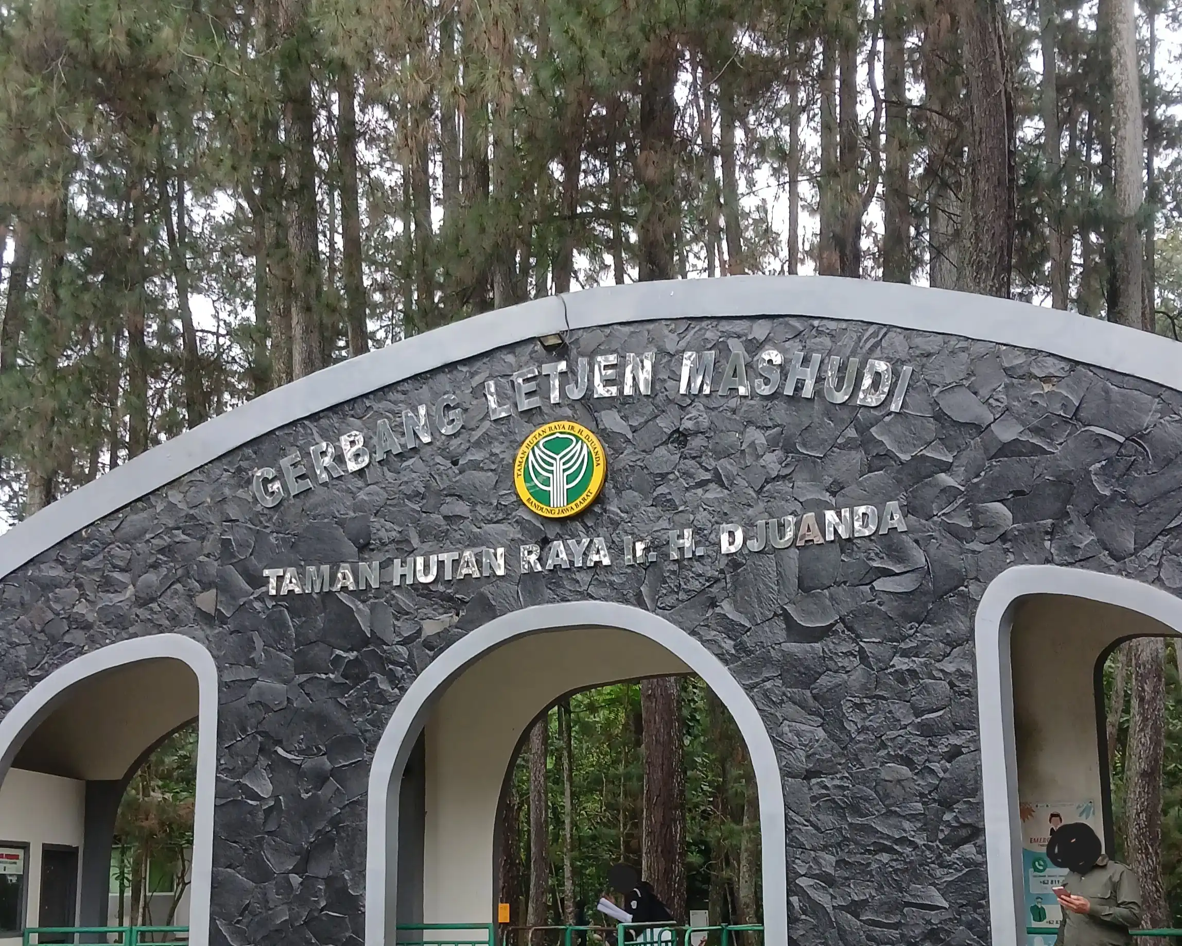 Pintu masuk taman hutan Raya terbuat dari batu dengan papan nama bertuliskan "Gerbang Letjen Mashudi, Taman Hutan Raya Ir. H. Djuanda"