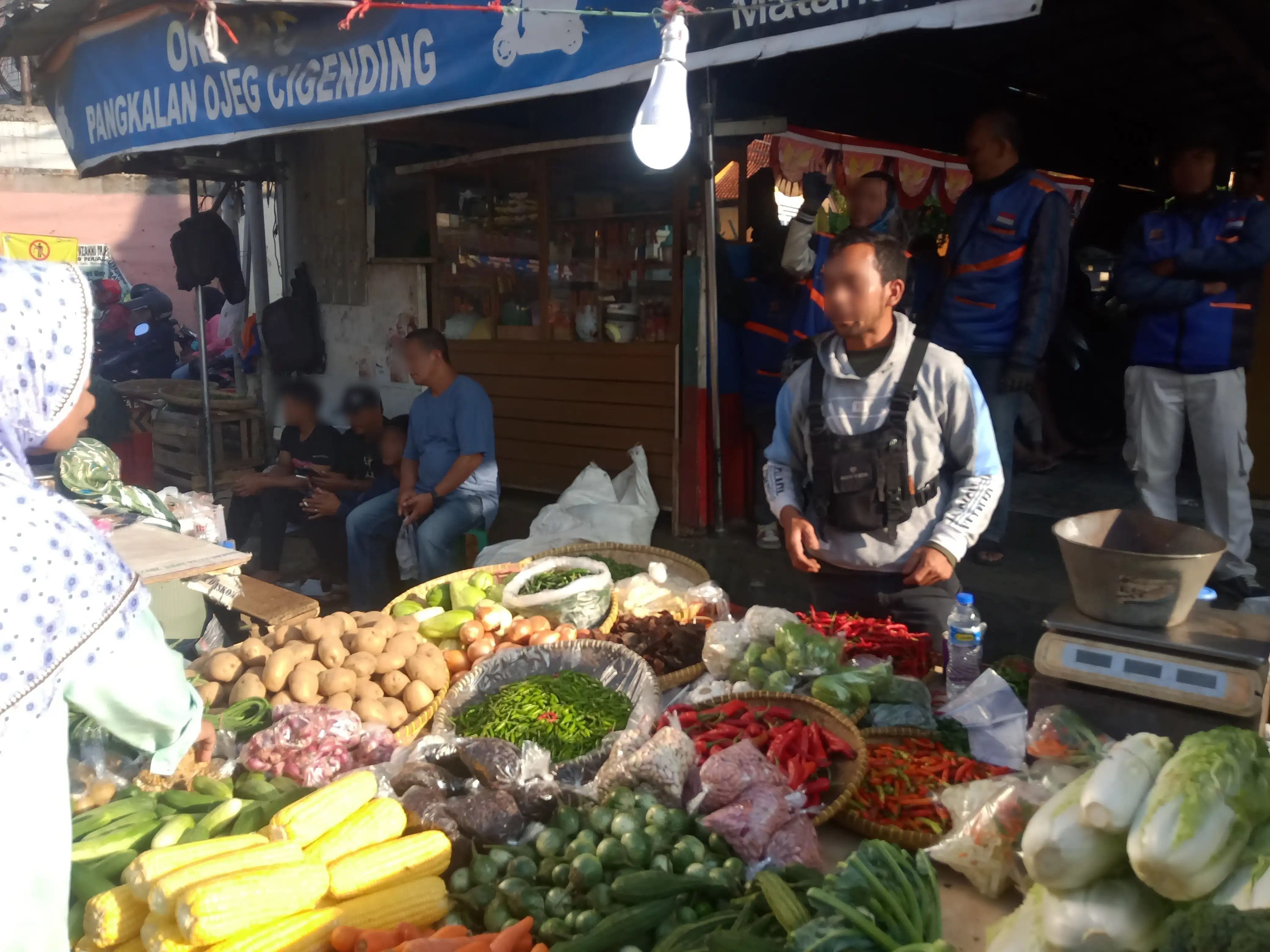 Pedagang yang sedang melayani pembeli