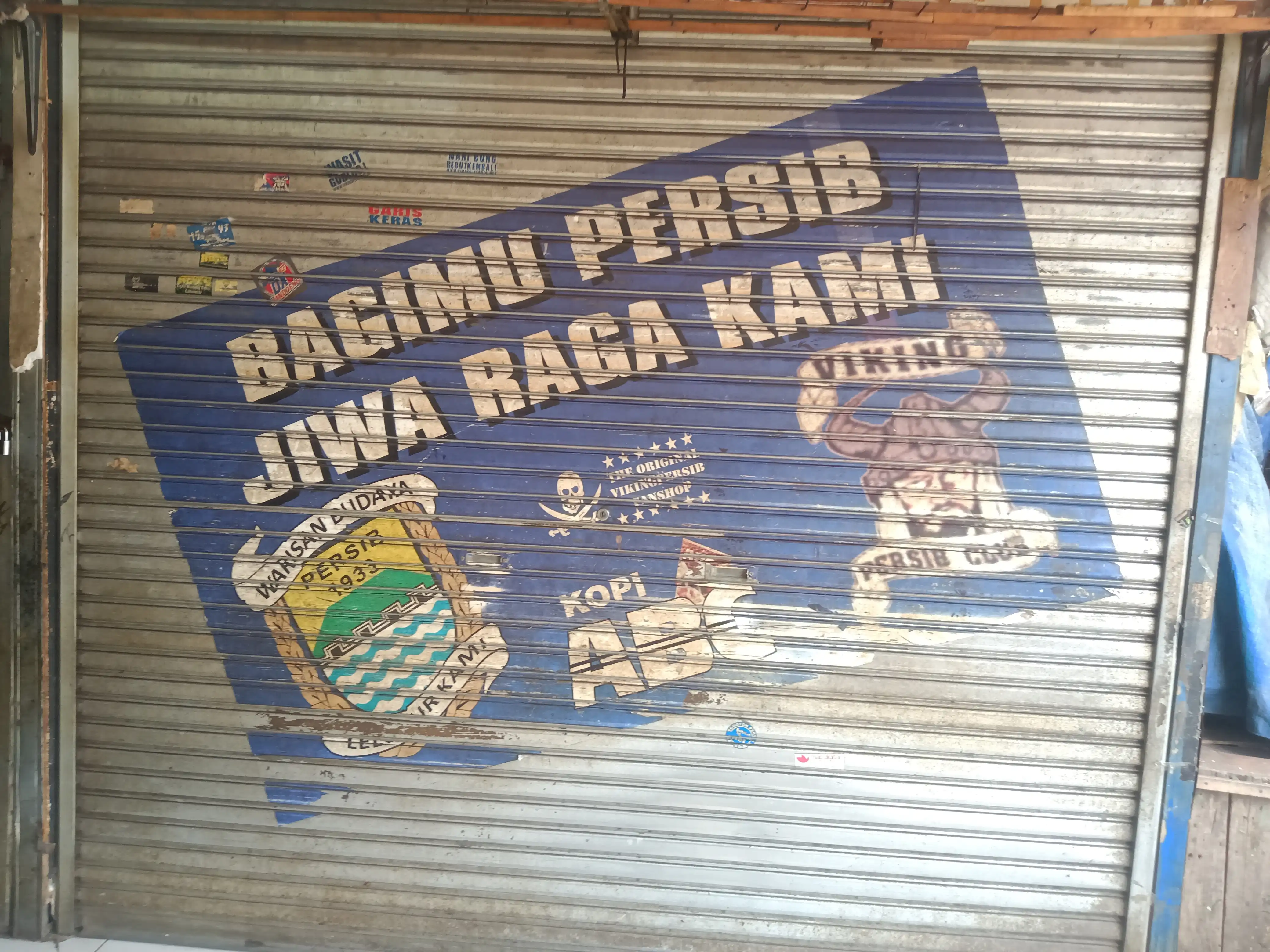 Grafiti Persib di sudut pasar