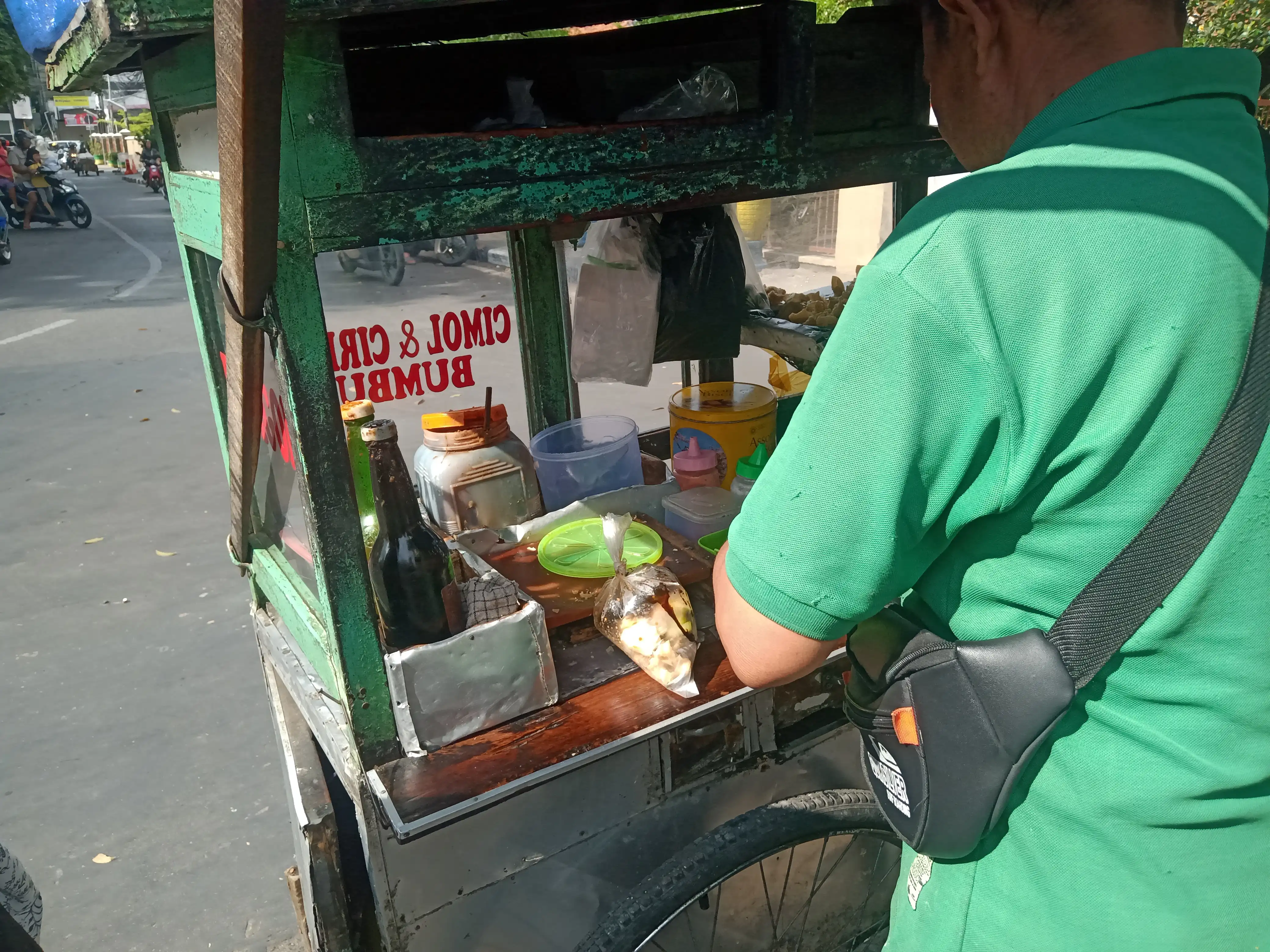 Pedagang batagor yang mau diwawancarai