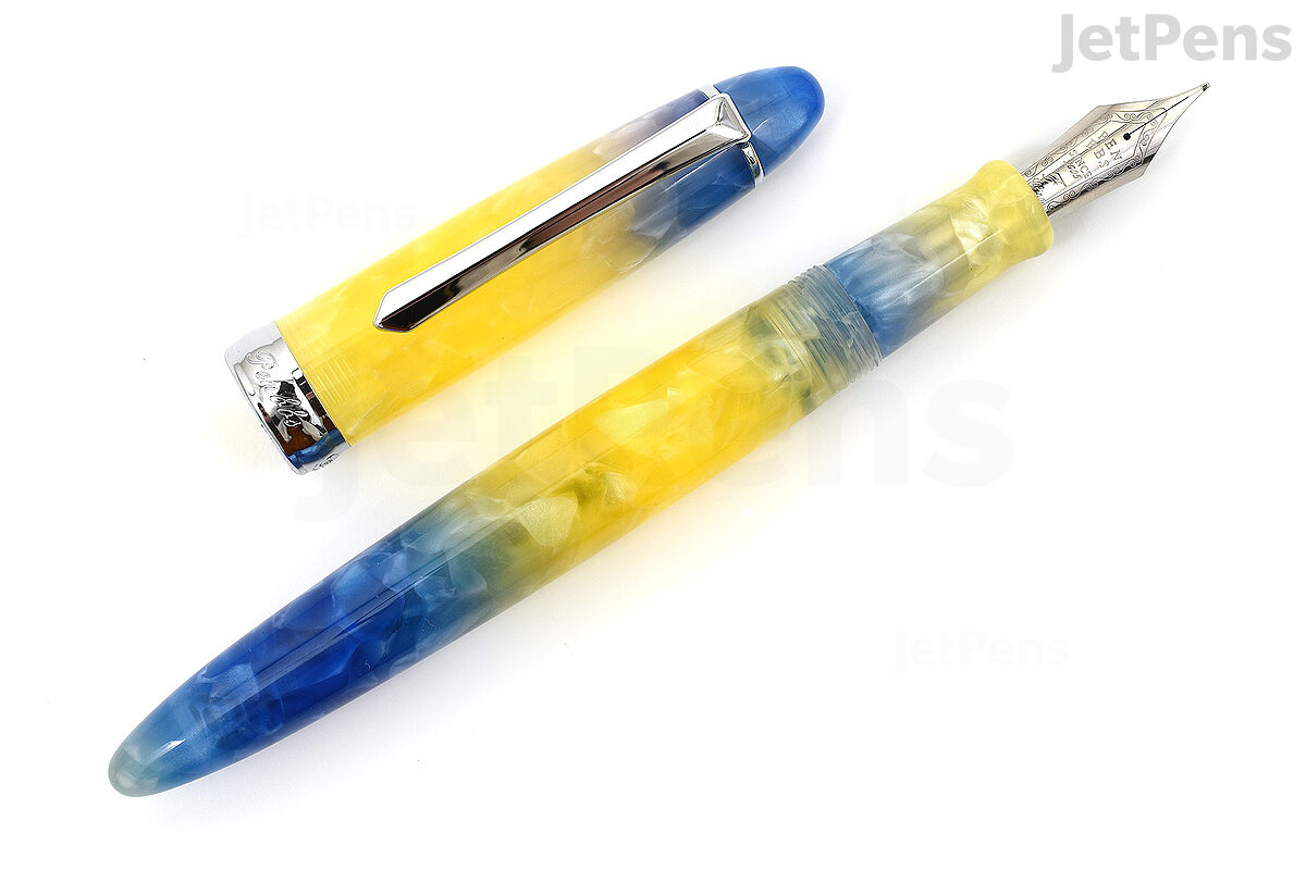 The model photo from the JetPens store page.