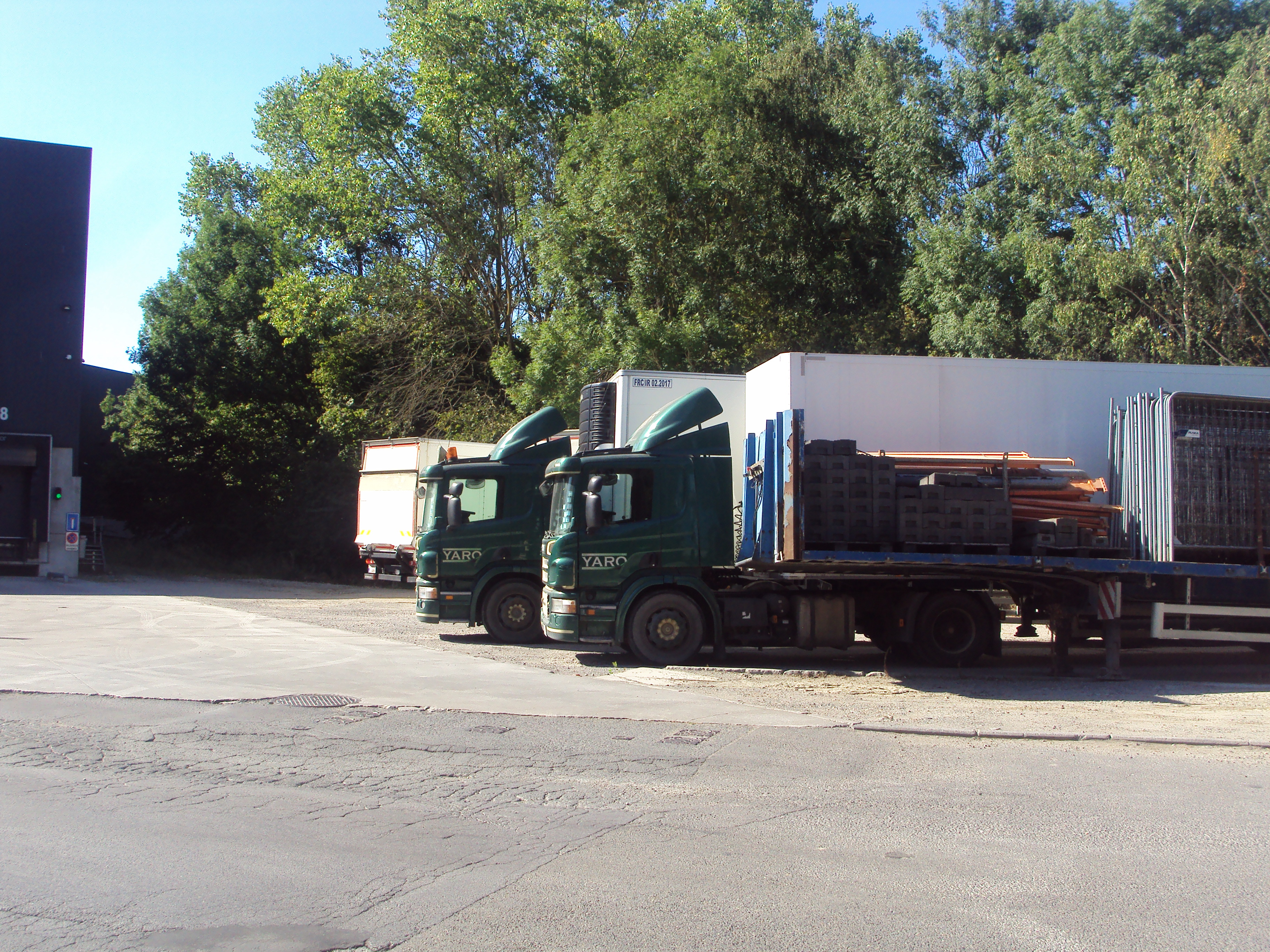  eux camions verts 