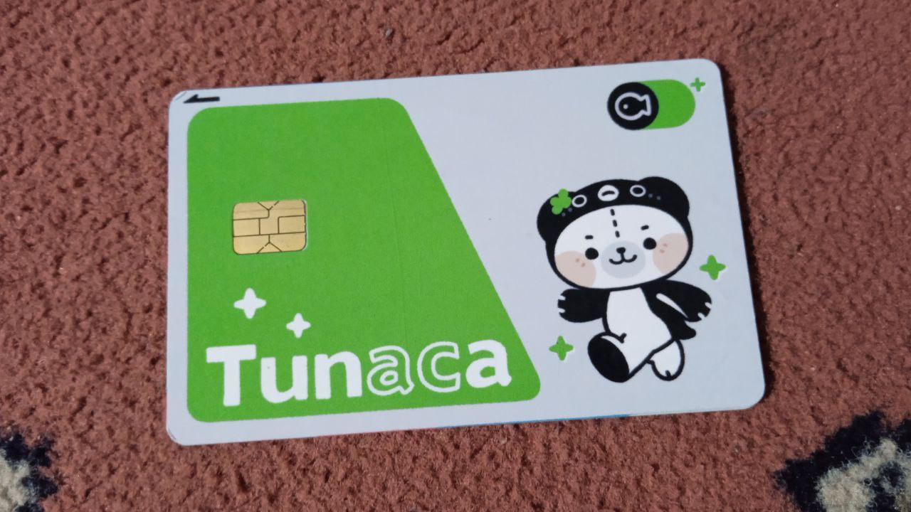 Kartu pembayaran elektronik dengan stiker Tunaca