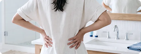 허리에손올리고있는여성이미지
