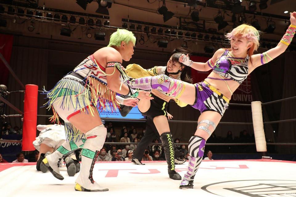 Suzume & Arisu Endo give Ryo Mizunami a boot