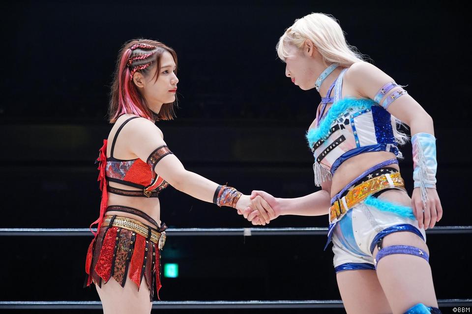 Natsumi Showzuki & Misa Matsui shake hands before they fight